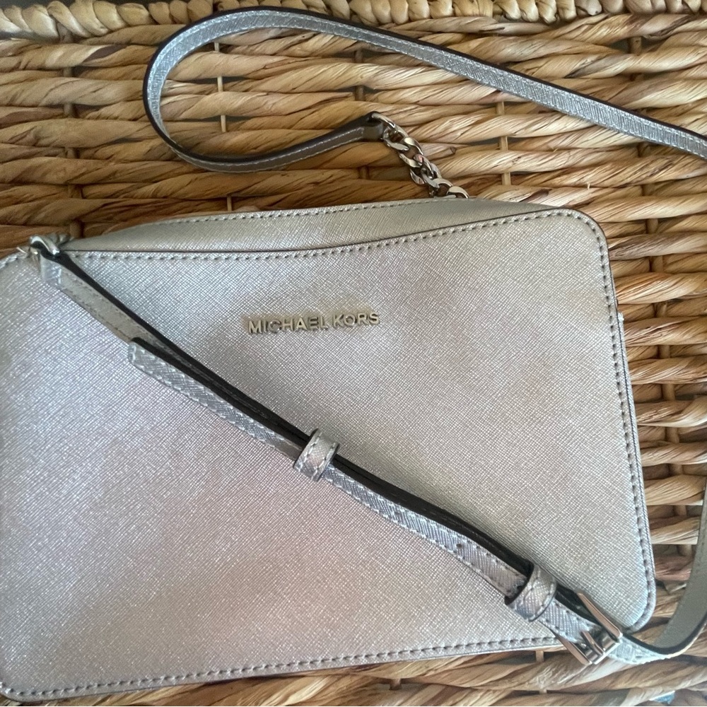 Michael Kors Jets Set Travel Large East West Crossbody in Silver